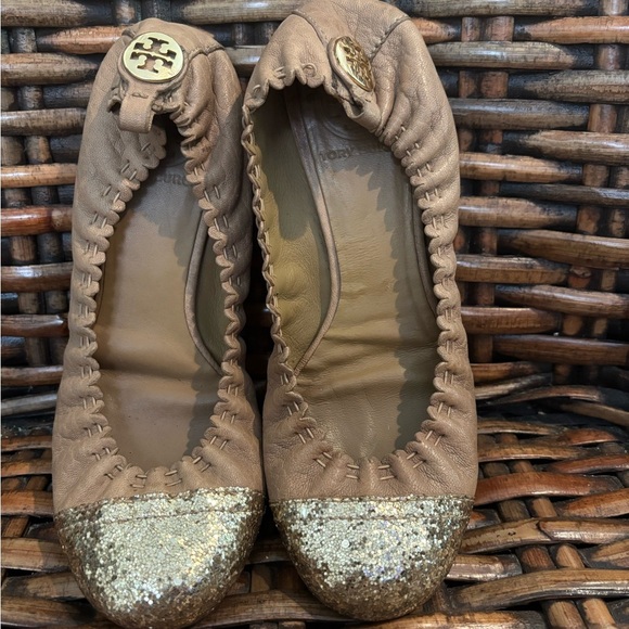 Tory Burch Beige Flats with Sparkling Gold Toe in size 6 - Picture 7 of 13
